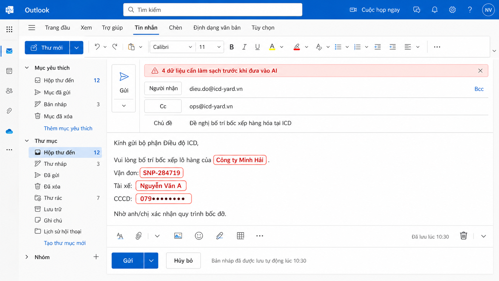 Email Outlook giả lập đang soạn, bốn dữ liệu khách hàng, vận đơn, tài xế và CCCD được khoanh đỏ trước khi làm sạch